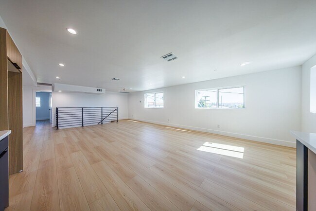 Building Photo - 1330 S Longwood Ave