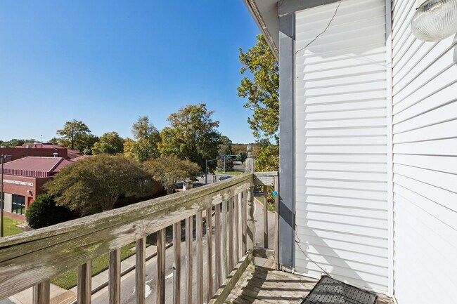 Building Photo - Fully Updated 2 Bedroom Unit!