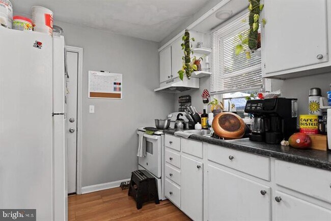 Building Photo - 220 Lincoln St