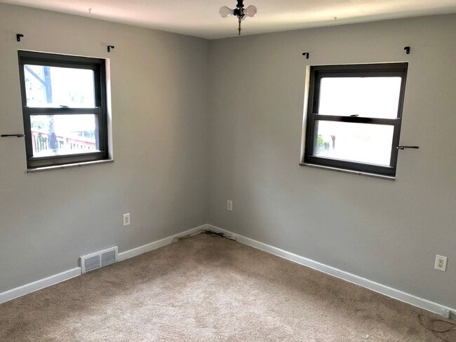 Building Photo - Perfectly Located 3 Bedroom W/ 2 Full Bathroom Home In Heart of North Allegheny School District