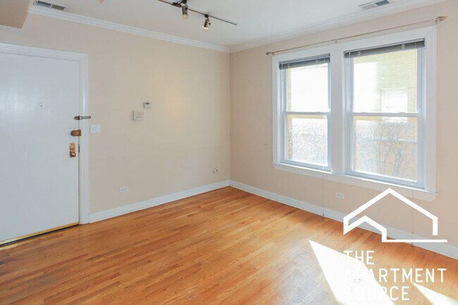 Building Photo - 628 W Roscoe St