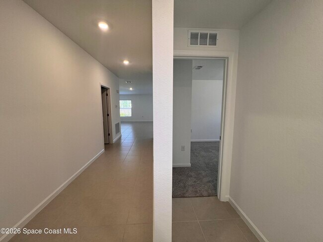 Building Photo - 1541 Newport St SE