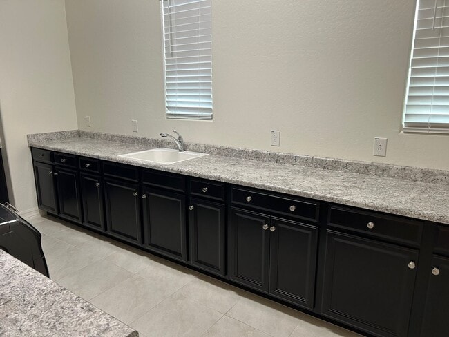 Building Photo - Beautiful home with generation suite in gated community