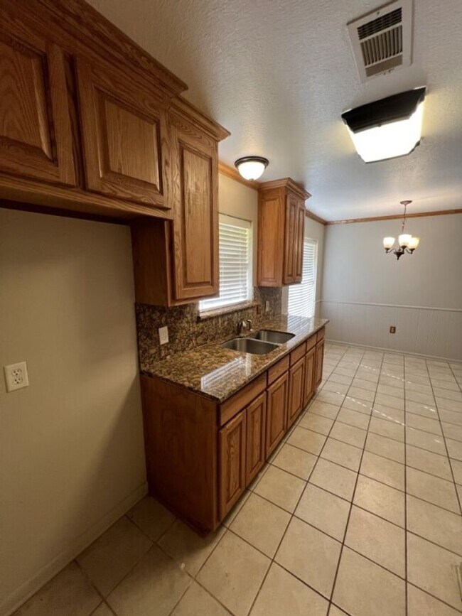 Building Photo - Charming 3-Bed + Office/Flex in Establishe...