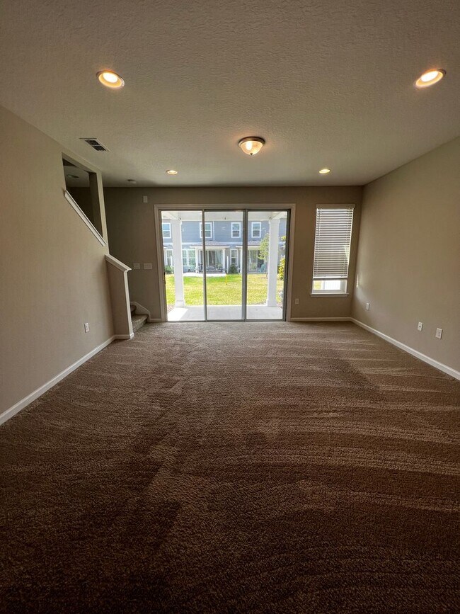 Building Photo - 3/2.5 Townhome in Holly Forest!