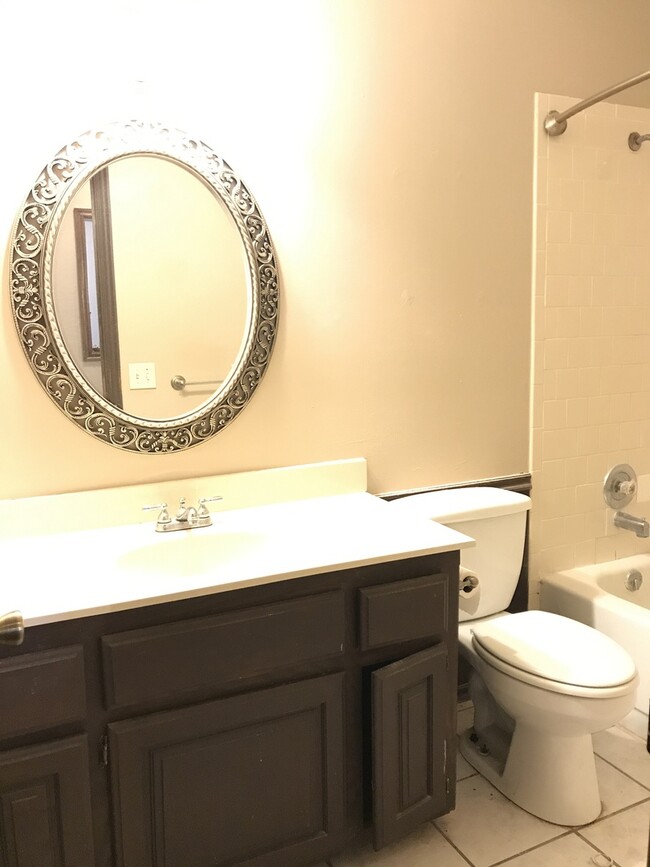 Building Photo - Spacious home in Edmond