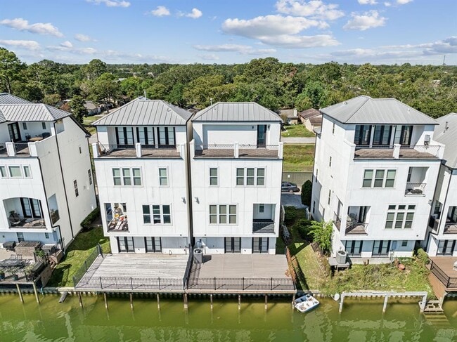 Building Photo - 2122 Lakeshore Edge Dr