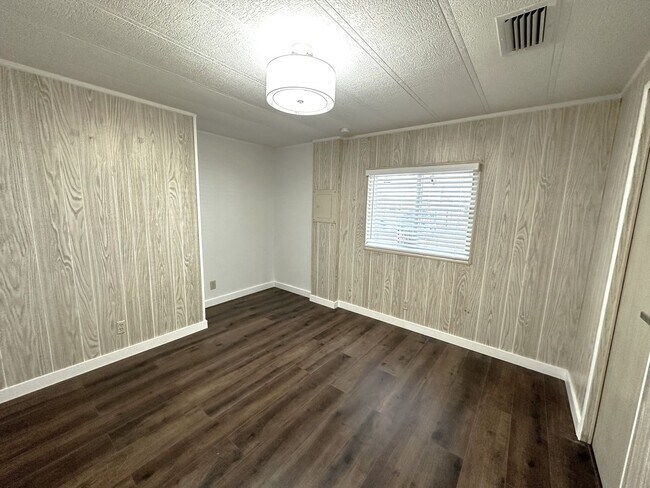 Building Photo - Stunning 2/2 Home in 55+ Leesure Village