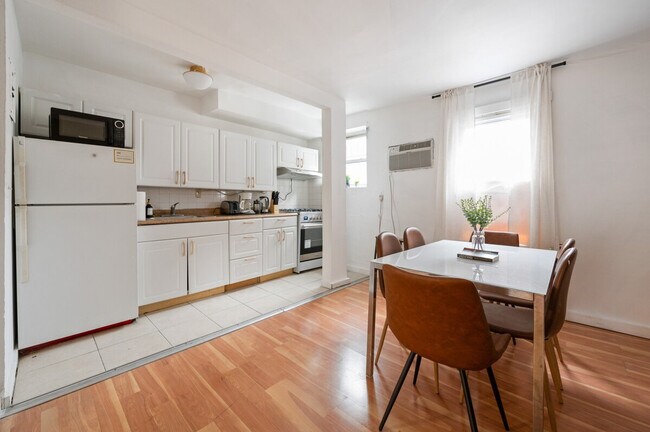 Building Photo - 309 W 28th St