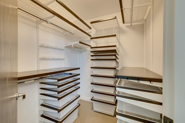 Building Photo - Beautiful 3 bedroom townhome in Leschi!