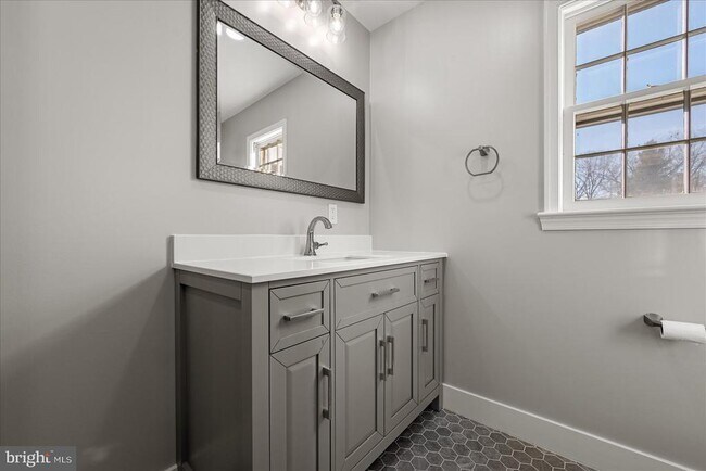 Building Photo - 641 W Country Club Dr