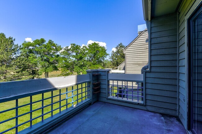 Building Photo - 2 Bedroom Condo in Great Location with Poo...