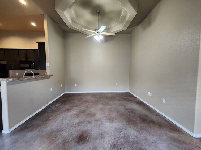 Building Photo - 3/2/1 Duplex w/ Stained Concrete Floors Th...