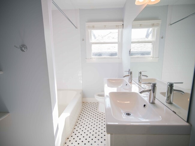 Building Photo - 701 Bouldin Ave