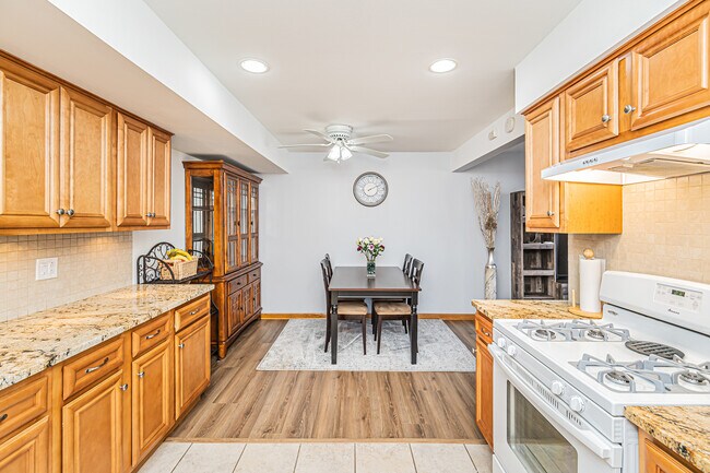 Building Photo - 1305 Kingsbury Dr