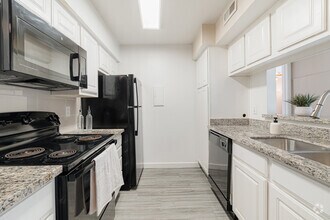 Building Photo - Welcome Home to Comfort and Convenience 2/2