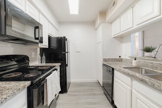 Building Photo - Welcome Home to Comfort and Convenience 2/2