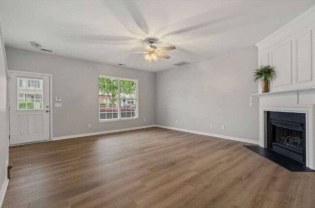 Building Photo - 3-Bed Townhouse in Leesville District