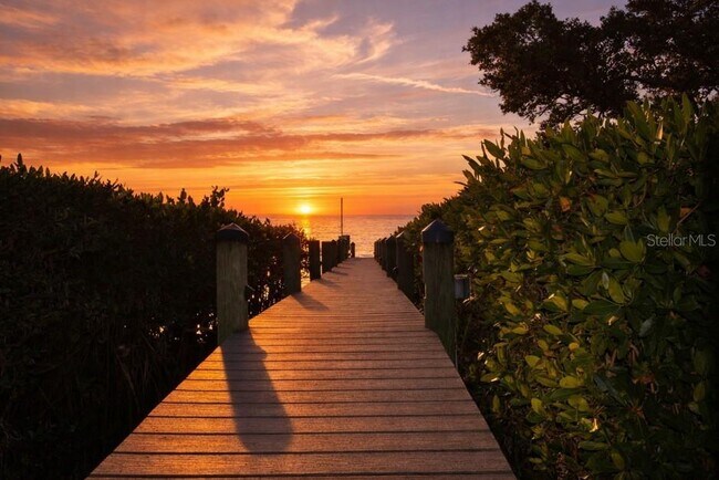 Building Photo - 7676 Westmoreland Dr