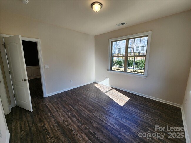 Building Photo - 326 Sadie Dr