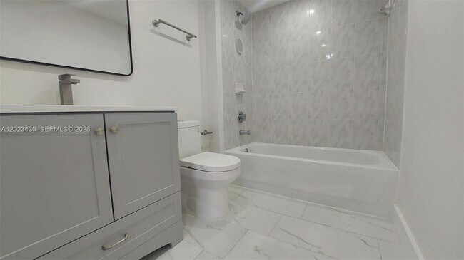 Building Photo - 2642 Collins Ave