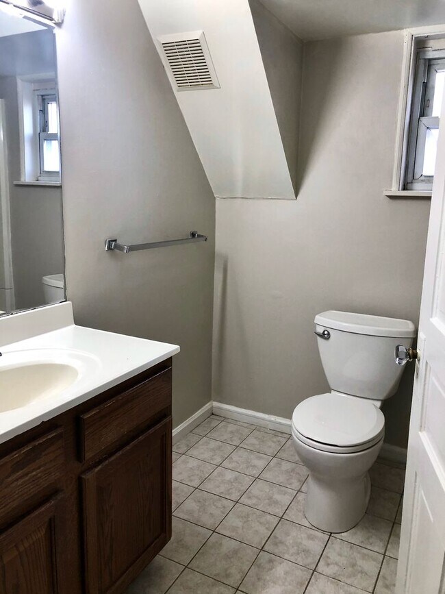 Building Photo - *** Amazing Shadyside Apartment * Walk to everything * Pet Friendly * Duplex Style Apartment * Lu...