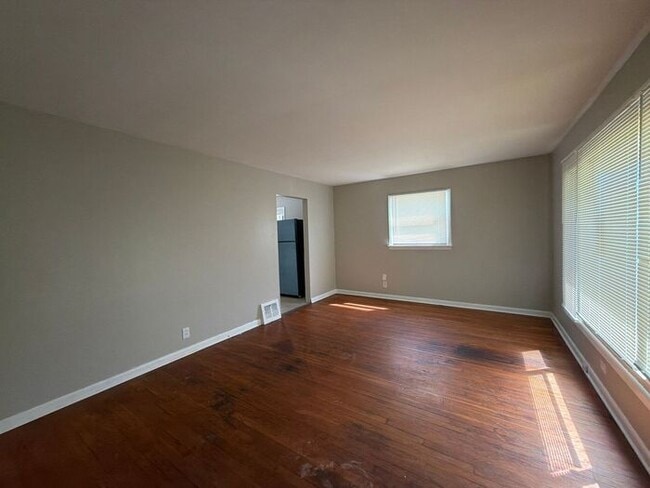 Building Photo - Beautiful 3 Bed 1 Bath For Rent!