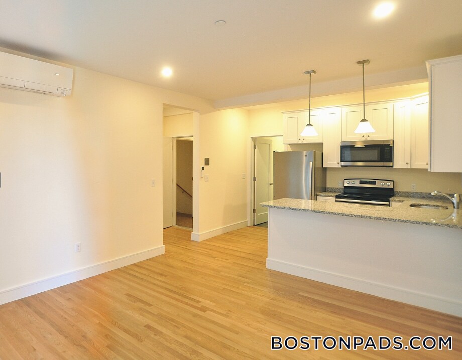 Building Photo - 877 Beacon St