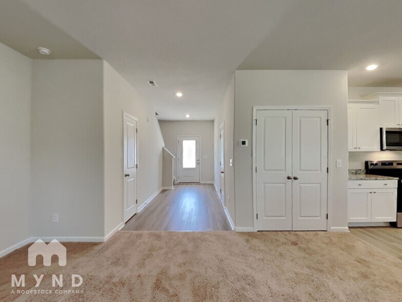 Building Photo - 330 Ivy Bank Dr