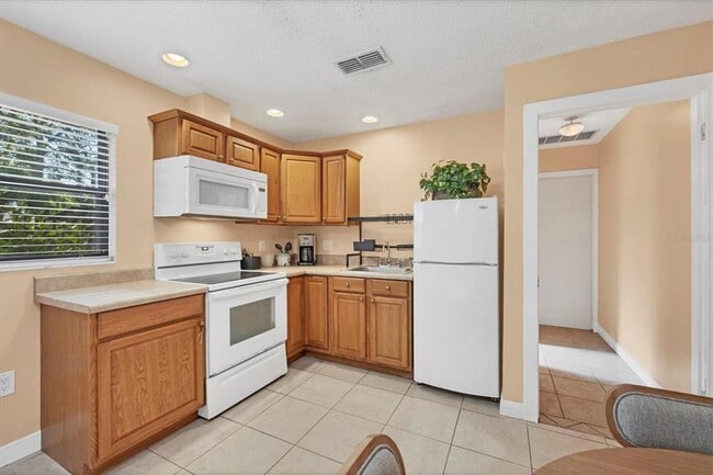 Building Photo - 2703 Forest Knoll Dr