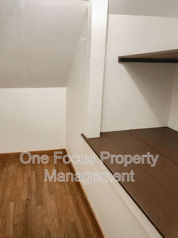 Building Photo - 841 Diamond St
