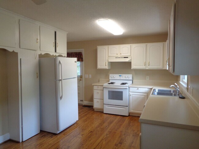 Building Photo - 2-bedroom House off Country Club