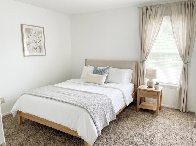 Building Photo - 930 Briar Manor