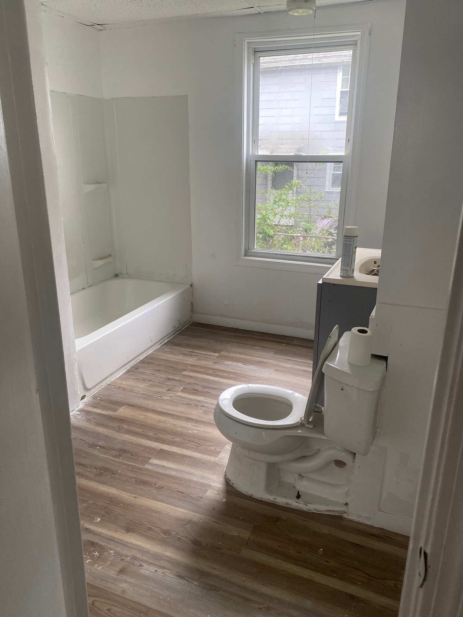 Bathroom - 8 E Kendall St
