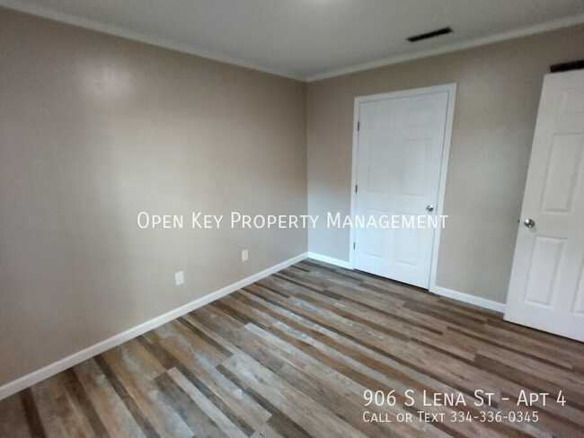 Building Photo - 906 S Lena St