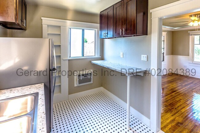 Building Photo - 3034 E Vista