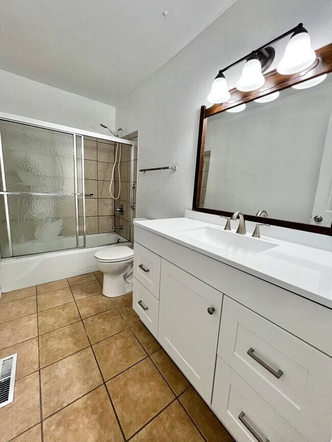 Building Photo - Newly Renovated 2 Bed 1 Bath Duplex in Nor...