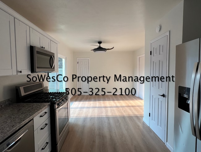Building Photo - Gorgeous 3 Bedroom Home Near Mall with Garage