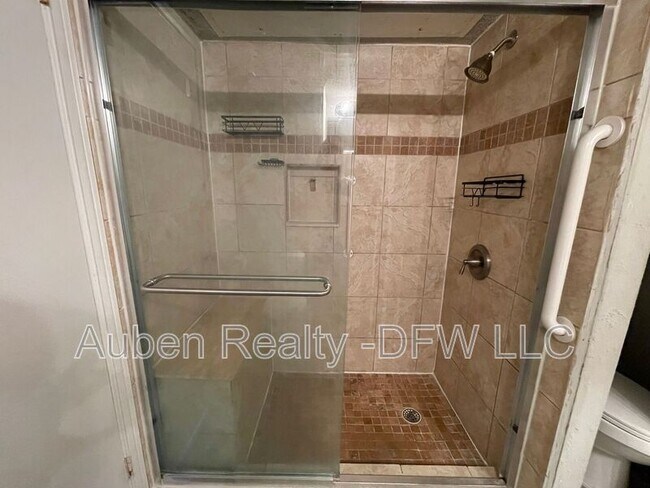 Building Photo - 602 Bellaire Dr