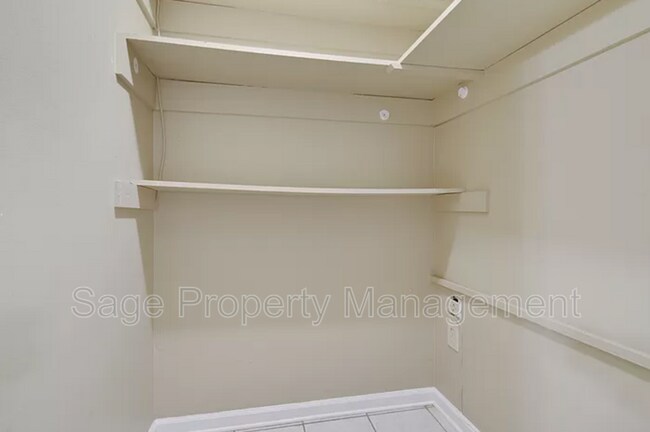 Building Photo - 5365 Sleepy Hollow Dr