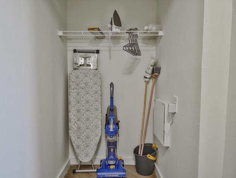 Building Photo - 33 Hudson St