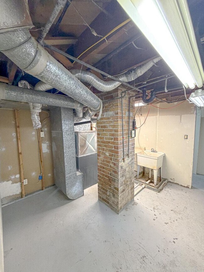 Building Photo - 220 8th St