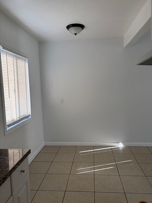 Interior Photo - 1841-1845 Chestnut Avenue