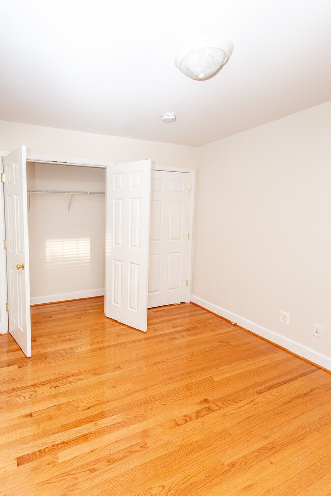 Building Photo - 2443 Huntington Park Dr