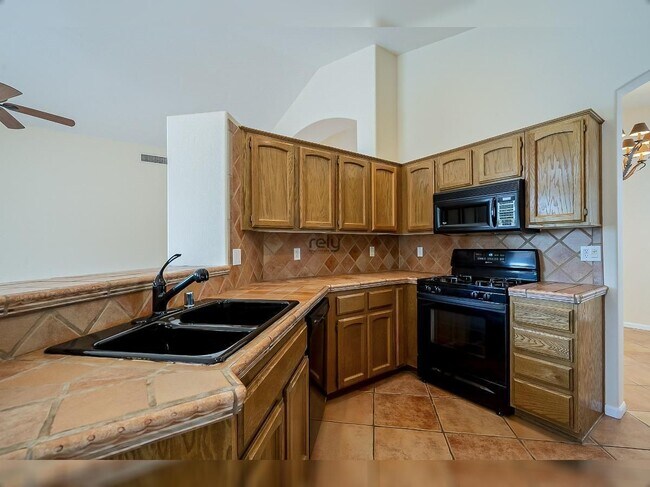 Building Photo - 4605 N Clear Creek Dr