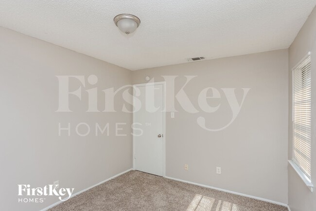 Building Photo - 604 Stonewall Dr