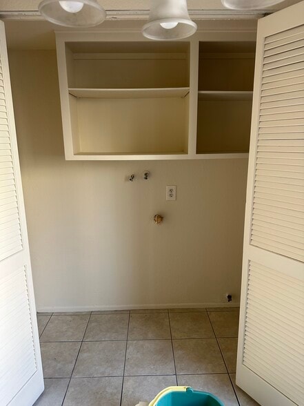 Building Photo - 2046 S Bon View Ave