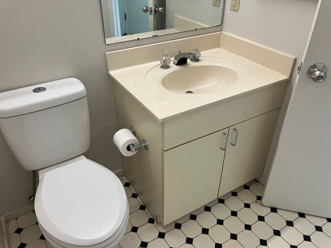 Building Photo - 2 bedroom 2.5 bathroom in Calabash