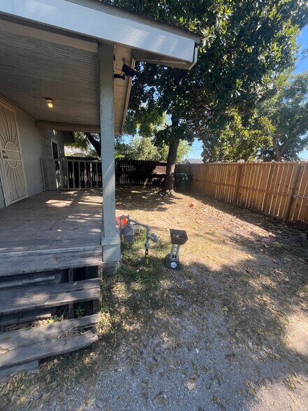 Building Photo - 8201 Bangle St