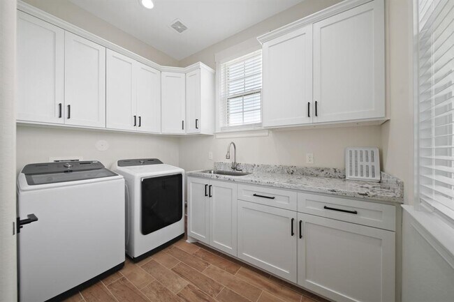 Building Photo - 8519 Lofty Pnes